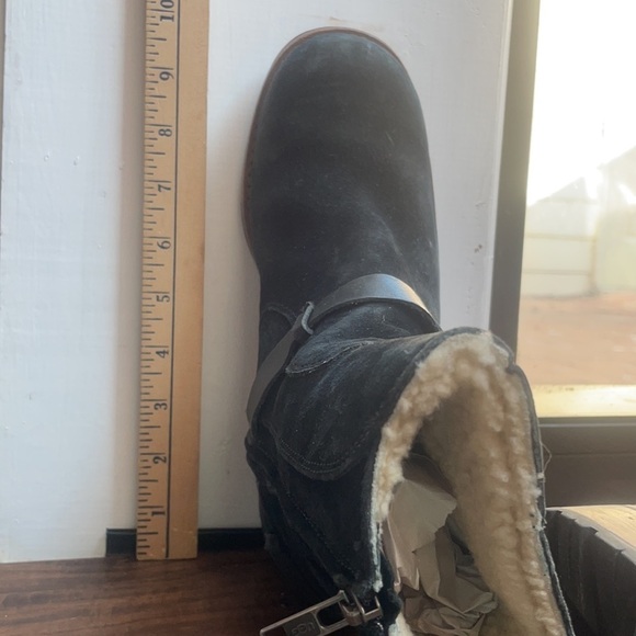 UGG Australia 5604 Black ENDELL Harness Biker Suede Shearling Boots Size 6.5 - Picture 16 of 17